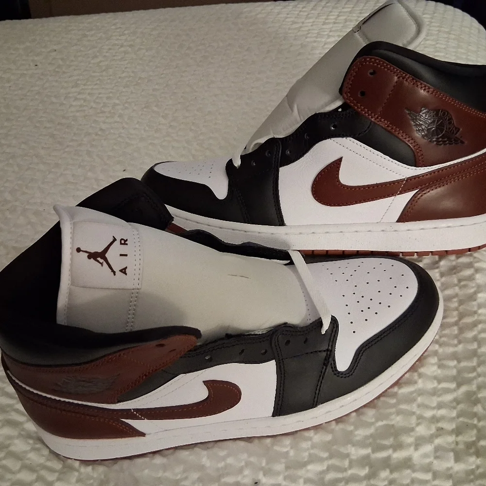 Air Jordan 1 Mid SE 'Dark Pony' HF3216-102 Size 11 Brand New